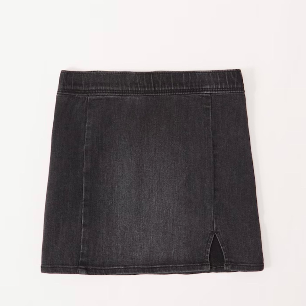 Abercrombie Kids: Black denim skirt. Size 13/14